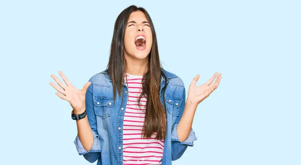 Jovem Morena Vestindo Roupas Casuais Louca Louca Gritando Gritando Com — Fotografia de Stock