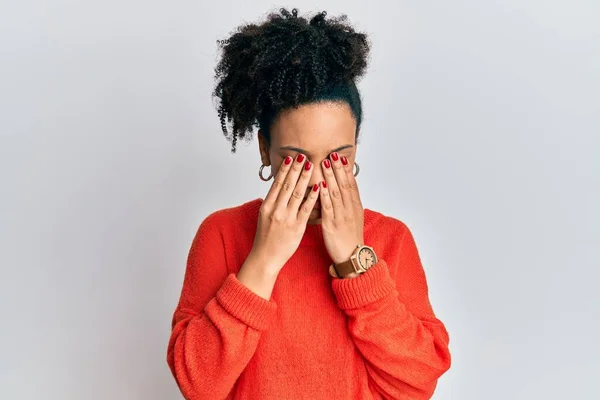 Ung Afrikansk Amerikansk Flicka Bär Casual Kläder Gnugga Ögon För — Stockfoto