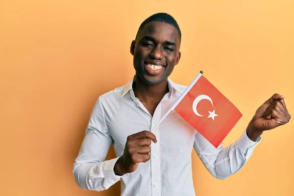 Young African American Man Holding Turkey Flag Screaming Proud Celebrating — Stock Photo, Image