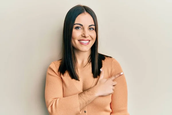 Jong Brunette Vrouw Dragen Casual Kleding Glimlachen Vrolijk Wijzend Met — Stockfoto