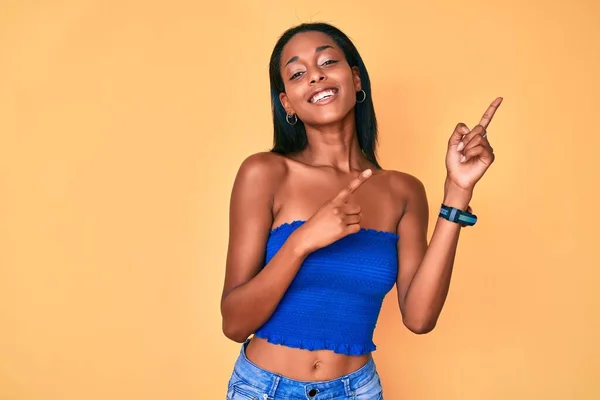 Junge Afrikanisch Amerikanische Frau Lässiger Kleidung Lächelt Und Blickt Mit — Stockfoto