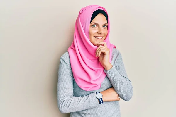 Junge Kaukasische Frau Mit Traditionellem Islamischen Hijab Schal Die Selbstbewusst — Stockfoto