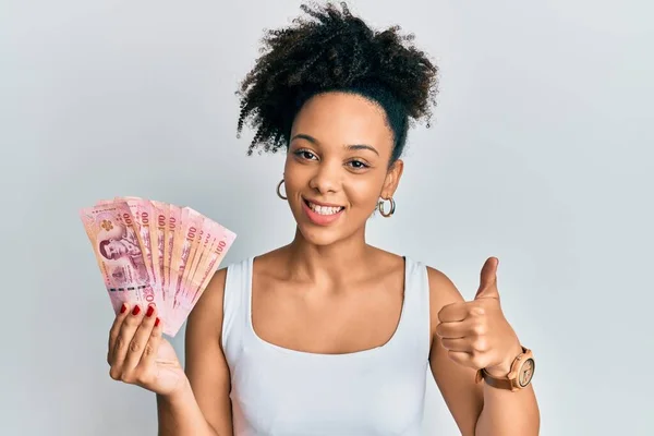 Chica Afroamericana Joven Sosteniendo Billetes Tailandeses Baht Sonriendo Feliz Positivo — Foto de Stock