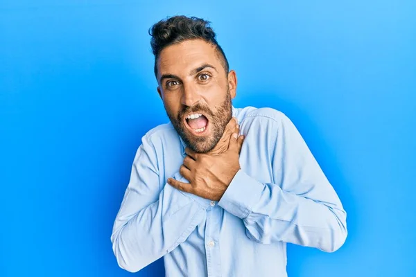 Homem Bonito Com Barba Vestindo Roupas Casuais Gritando Sufocar Porque — Fotografia de Stock