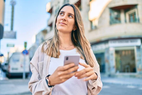 Jovem Mulher Caucasiana Sorrindo Feliz Usando Smartphone Cidade — Fotografia de Stock