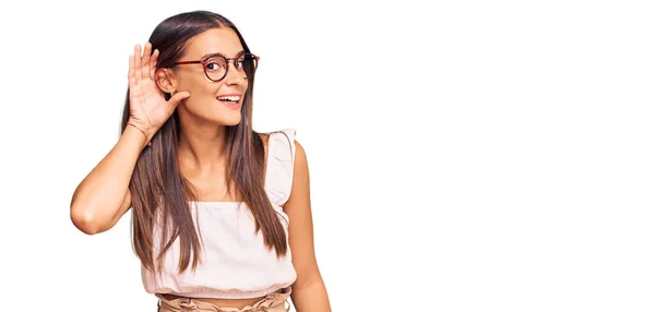 Mujer Hispana Joven Con Ropa Casual Gafas Sonriendo Con Mano — Foto de Stock