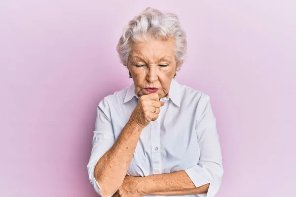 Oudere Grijsharige Vrouw Die Casual Kleren Draagt Die Zich Onwel — Stockfoto