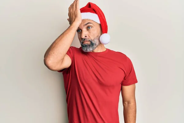 Hombre Guapo Mediana Edad Con Sombrero Navidad Camiseta Verano Sorprendido — Foto de Stock