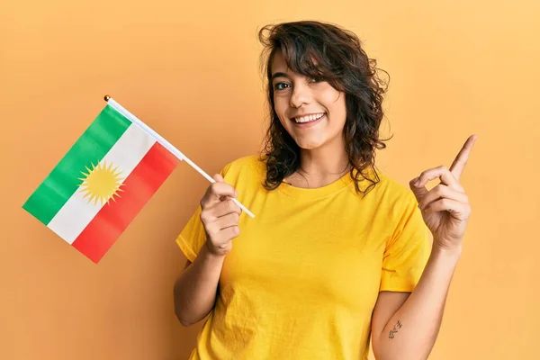 Jovem Hispânica Segurando Bandeira San Fernando Sorrindo Feliz Apontando Com — Fotografia de Stock