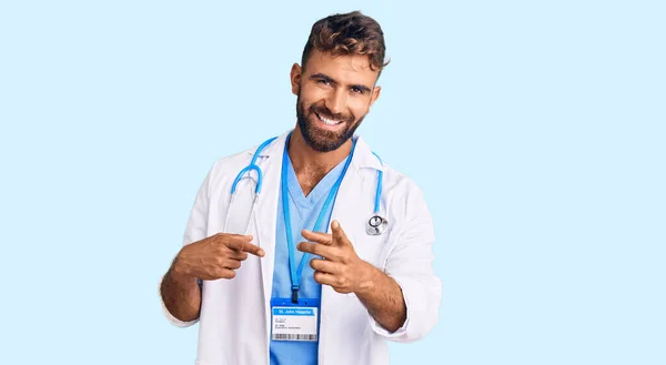 Jovem Hispânico Vestindo Uniforme Médico Estetoscópio Apontando Dedos Para Câmera — Fotografia de Stock