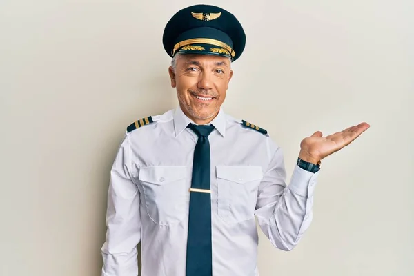 Schöner Älterer Mann Flugzeugpilotenuniform Der Fröhlich Lächelt Und Mit Der — Stockfoto