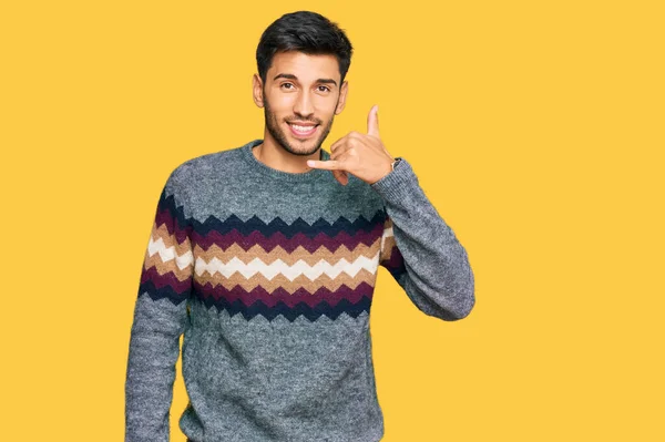 Joven Hombre Guapo Vistiendo Suéter Casual Invierno Sonriendo Haciendo Gesto —  Fotos de Stock