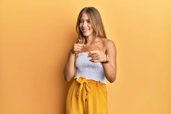 Krásná Mladá Blondýna Nosí Ležérní Letní Oblečení Ukazující Prsty Kameru — Stock fotografie