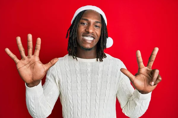 Hombre Afroamericano Con Trenzas Con Sombrero Navidad Mostrando Apuntando Hacia —  Fotos de Stock