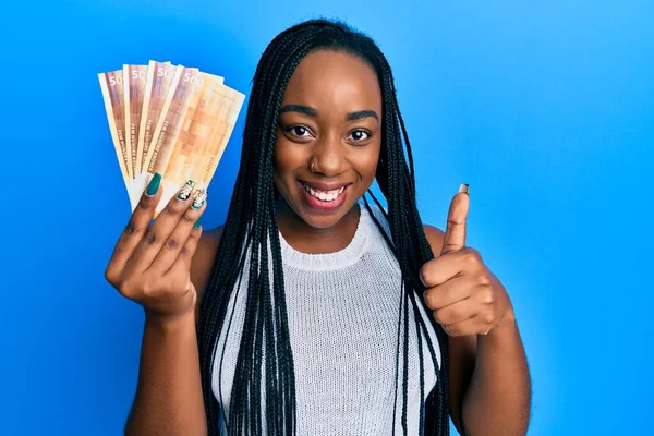 Young African American Woman Holding 500 Norwegian Krone Banknotes Smiling — Stock fotografie