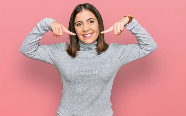 Ung Vacker Kvinna Bär Casual Turtleneck Tröja Leende Glad Visar — Stockfoto