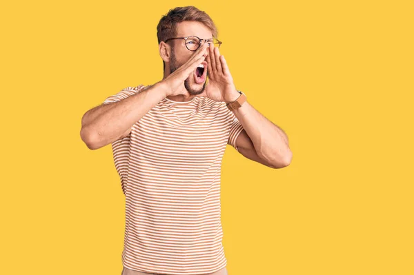Young Caucasian Man Wearing Casual Clothes Glasses Shouting Angry Out — Stock Photo, Image
