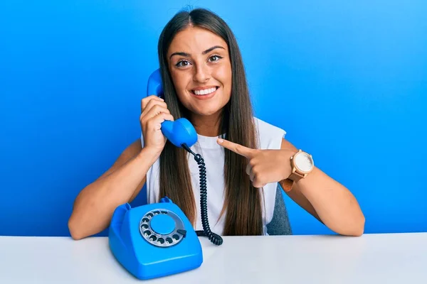 Mooie Latino Vrouw Spreken Vintage Telefoon Glimlachen Gelukkig Wijzend Met — Stockfoto