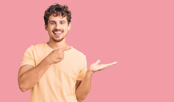 Jovem Homem Bonito Com Cabelo Encaracolado Vestindo Roupas Casuais Espantado — Fotografia de Stock