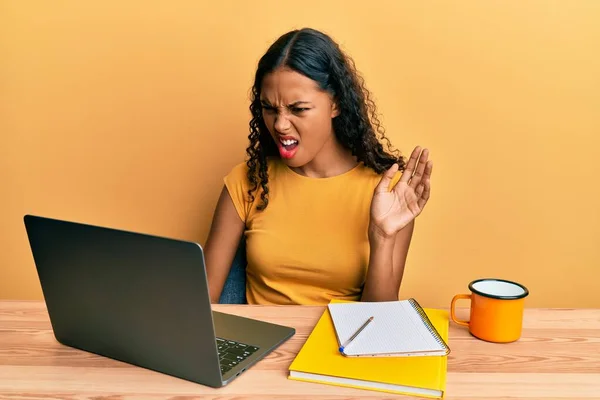 Young African American Girl Doing Video Call Waving Laptop Angry — Stock Photo, Image