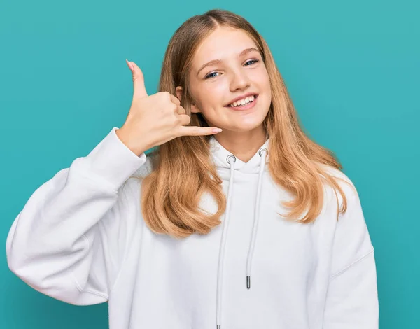 스웨트 셔츠를 손가락으로 전화기에 말하는 좋아하는 아름다운 코카서스 — 스톡 사진