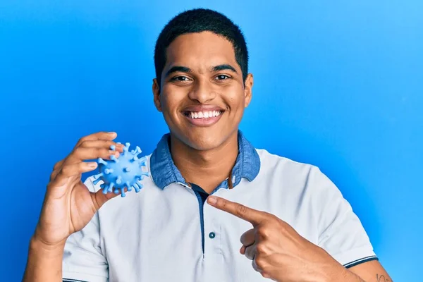 Jonge Knappe Latino Man Met Virus Speelgoed Glimlachend Vrolijk Wijzend — Stockfoto