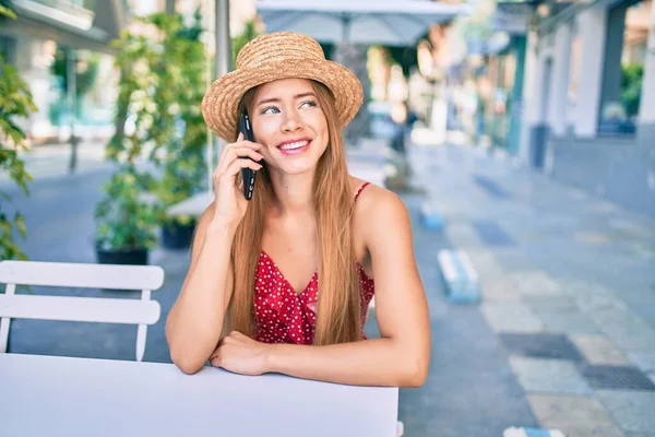 Kafkasyalı Genç Turist Kız Gülümsüyor Kahvecinin Terasında Oturmuş Mutlu Bir — Stok fotoğraf