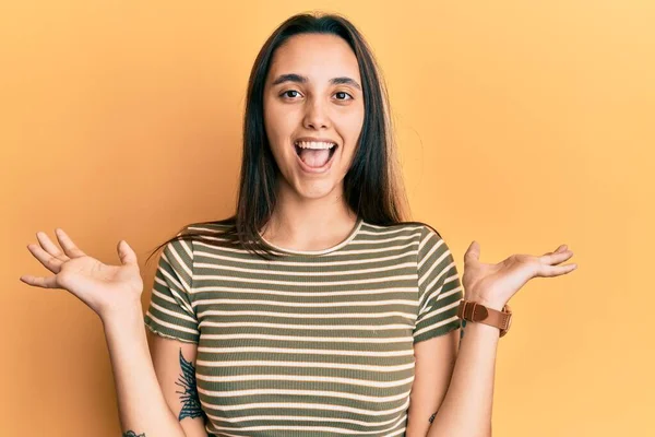 Jovem Hispânica Vestindo Camisa Listrada Casual Celebrando Vitória Com Sorriso — Fotografia de Stock