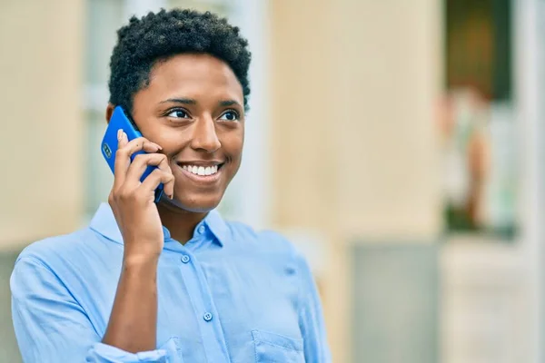 Jovem Afro Americana Sorrindo Feliz Falando Smartphone Cidade — Fotografia de Stock