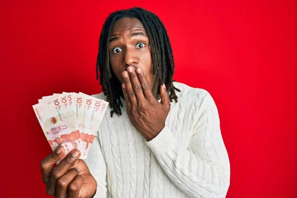 Afro Amerikaanse Man Met Vlechten Met Colombiaanse Pesos Bankbiljetten Die — Stockfoto