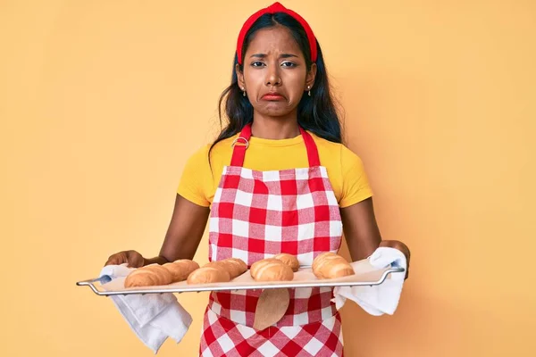 Młoda Indianka Mundurze Piekarza Trzymająca Chleb Domowej Roboty Przygnębiona Martwiąca — Zdjęcie stockowe
