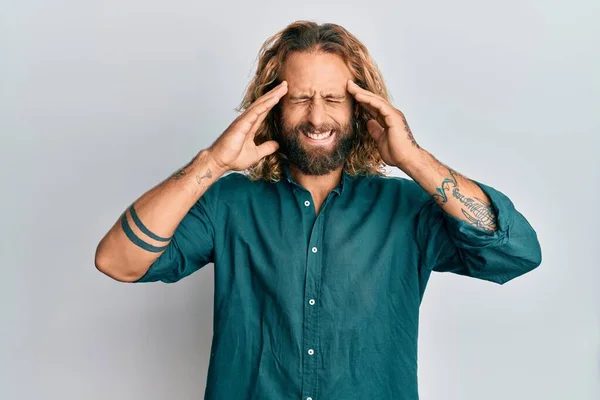 Knappe Man Met Baard Lang Haar Casual Kleding Met Hand — Stockfoto