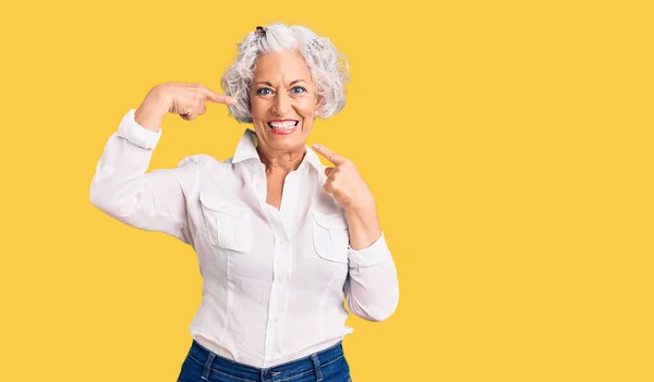 Ältere Grauhaarige Frau Lässiger Kleidung Lächelt Fröhlich Und Zeigt Mit — Stockfoto