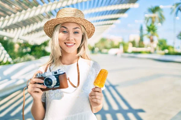 若い白人観光客の女の子がヴィンテージカメラを使用し 街の通りでアイスクリームを食べる — ストック写真