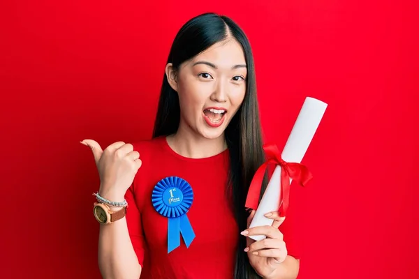 Jeune Femme Chinoise Portant Insigne Première Place Tenant Diplôme Pointant — Photo