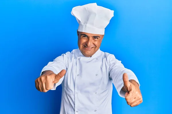 Mature Middle East Man Wearing Professional Cook Uniform Hat Approving — Φωτογραφία Αρχείου