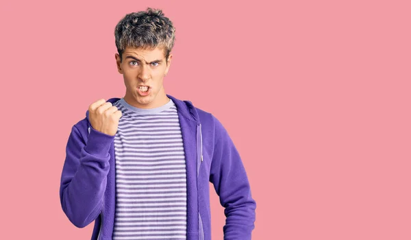 Młody Przystojny Mężczyzna Ubrany Zwykłą Purpurową Bluzę Wściekły Szalony Podnoszący — Zdjęcie stockowe