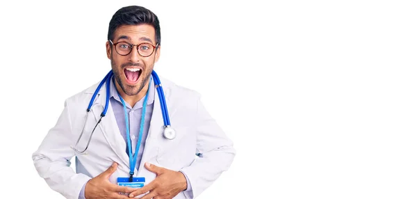 Junger Hispanischer Mann Arztuniform Und Stethoskop Lächelt Und Lacht Laut — Stockfoto