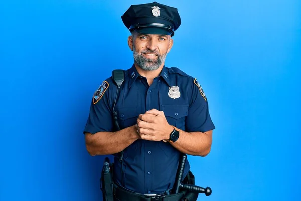 Красивий Чоловік Середнього Віку Поліцейській Формі Руками Схрещеними Пальцями Посміхається — стокове фото
