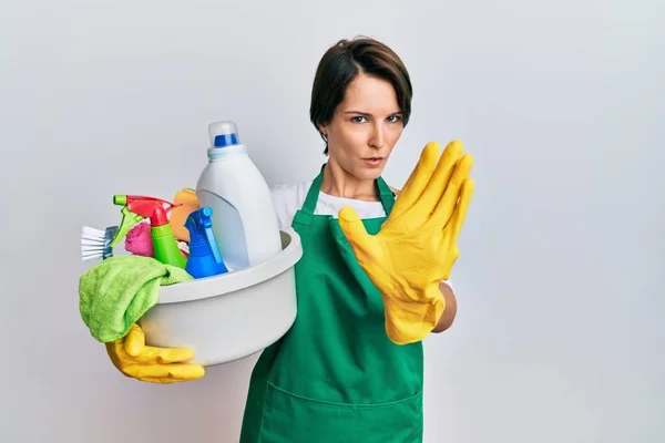 Young Brunette Woman Short Hair Wearing Apron Holding Cleaning Products — Zdjęcie stockowe