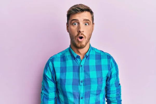 Handsome Caucasian Man Wearing Casual Clothes Scared Amazed Open Mouth — Stock Photo, Image