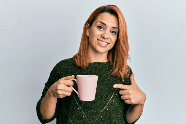 Spaanse Jonge Vrouw Drinken Van Een Kopje Koffie Glimlachend Gelukkig — Stockfoto