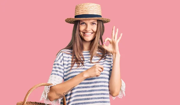 Mulher Caucasiana Bonita Usando Chapéu Verão Segurando Cesta Vime Piquenique — Fotografia de Stock