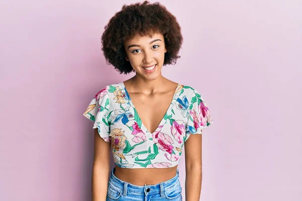 Menina Hispânica Jovem Usando Estilo Verão Com Sorriso Feliz Legal — Fotografia de Stock