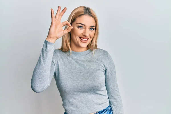 Mulher Branca Jovem Vestindo Roupas Casuais Sorrindo Positivo Fazendo Sinal — Fotografia de Stock