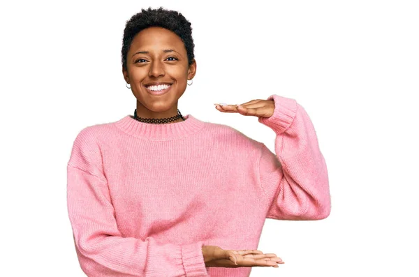 Young African American Woman Wearing Casual Clothes Gesturing Hands Showing — Stock Photo, Image