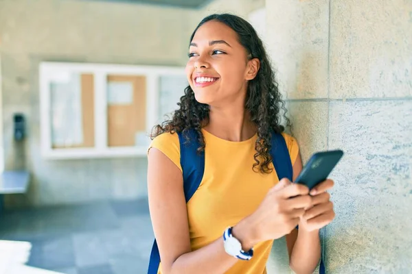 Ung Afrikansk Amerikansk Student Flicka Med Hjälp Smartphone Universitetet — Stockfoto
