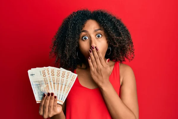 Beautiful African American Woman Afro Hair Holding 100 Danish Krone — Stock fotografie