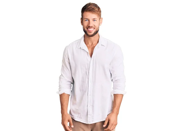 Młody Biały Mężczyzna Ubrany Luźne Ubrania Szczęśliwym Chłodnym Uśmiechem Twarzy — Zdjęcie stockowe