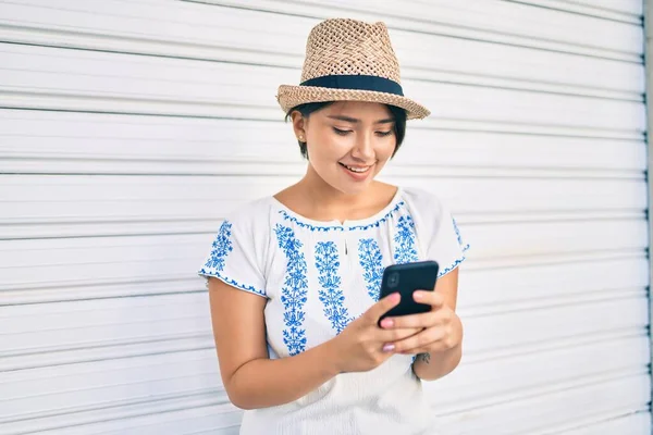 Junge Lateinamerikanische Touristin Urlaub Lächelt Glücklich Mit Smartphone Der Stadt — Stockfoto